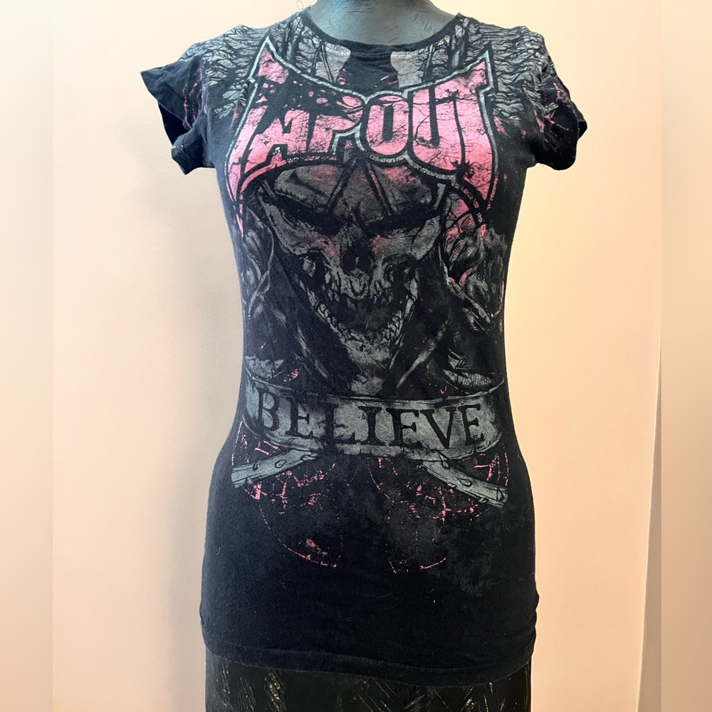 Y2K Tapout Women’s Black and Pink Emo Goth Skull Graphic Tee Size XS Some Wear